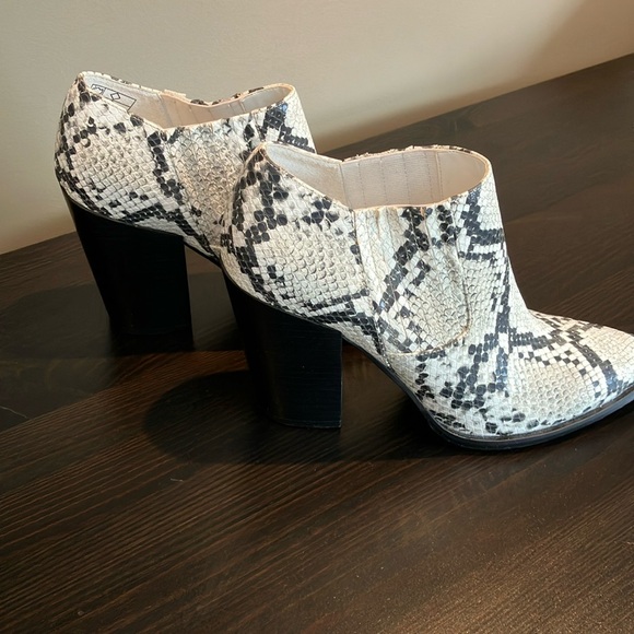 Size 9 White gray & black snake print Kendall and Kylie boots with 4 inch heels - Picture 2 of 12